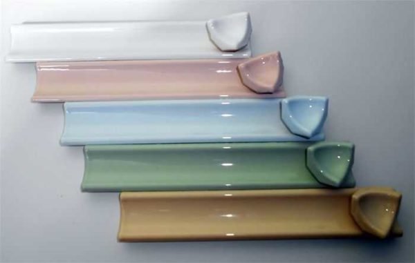 Les couleurs peuvent être différentes, mais le plus souvent, elles utilisent du blanc - la couleur du bain