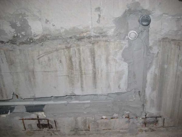 Installation dissimulée de la plomberie en cours