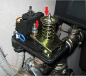 Le pressostat d'eau est réglé à l'aide de ressorts