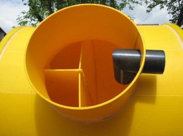 Fosse septique Triton T - un type classique de conteneur pour le traitement des eaux usées de la maison ou du chalet d'été