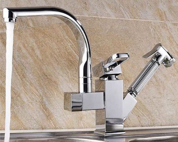 Deux becs - pour l'eau du robinet ordinaire et l'eau purifiée