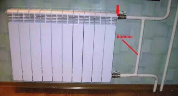 Si vous avez un câblage similaire (il se peut qu'il n'y ait pas de tuyau sur la droite), une dérivation est nécessaire. Placez le thermostat juste derrière le radiateur