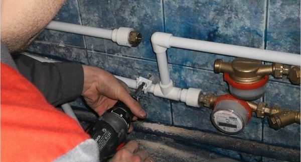 Dans l'état normal des canalisations, l'installation des compteurs d'eau pour les professionnels prend environ 2 heures