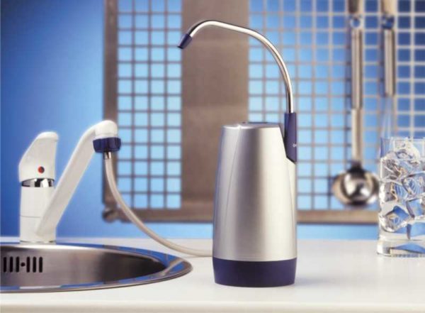 La version de bureau peut être connectée à un robinet ou à une alimentation en eau