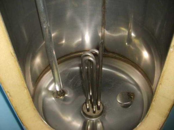 Le réservoir de stockage d'un chauffe-eau en acier inoxydable ressemble à ceci