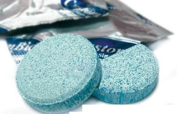 Les pilules de toilette sont juste jetées à l'intérieur