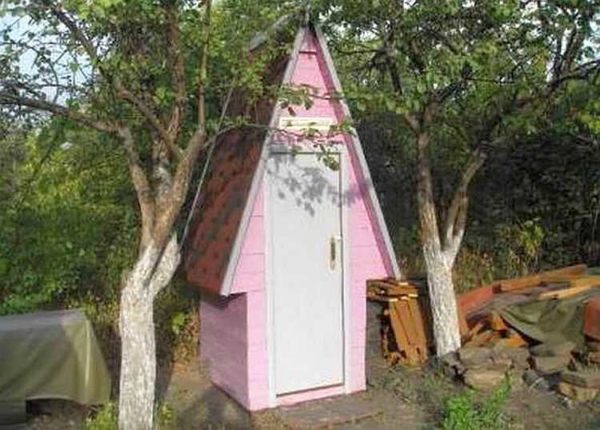 Les bactéries des puisards aideront à résoudre le problème des odeurs dans les toilettes de campagne