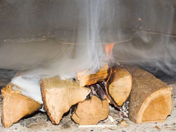 L'utilisation de bois brut conduit à l'accumulation de dépôts de suie