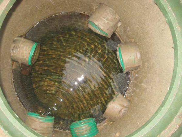 Le puits de drainage sur le site peut être constitué d'anneaux en béton de petit diamètre