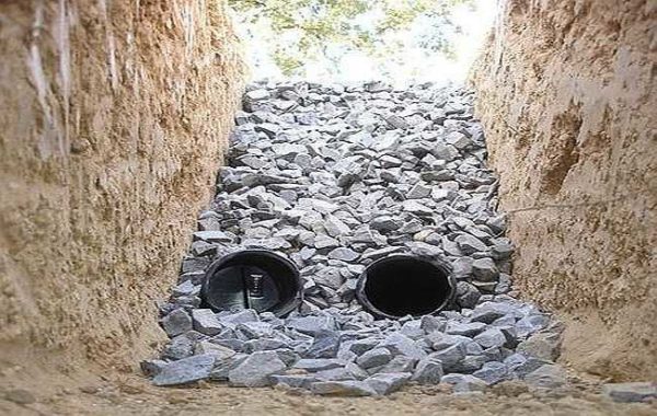 Tuyau de drainage dans le remblai de gravier