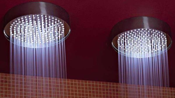 Douche de pluie - un grand volume d'eau coule d'en haut