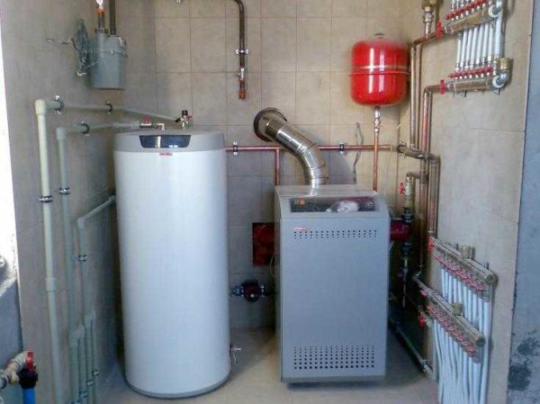 Chaudière à gaz au sol et chaudière à accumulation à proximité