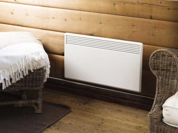 Vous pouvez choisir n'importe quel endroit pour l'installation du convecteur électrique. Il est conseillé seulement qu'il ne soit pas recouvert de meubles.