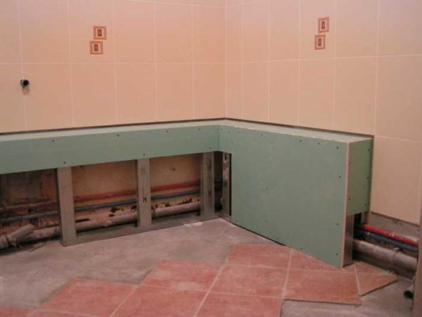 La boîte pour les tuyaux dans les toilettes peut être verticale ou horizontale - cela ne change pas l'essence