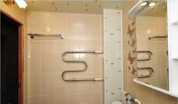 Décorer la boîte et le plafond avec un seul plastique est une bonne idée