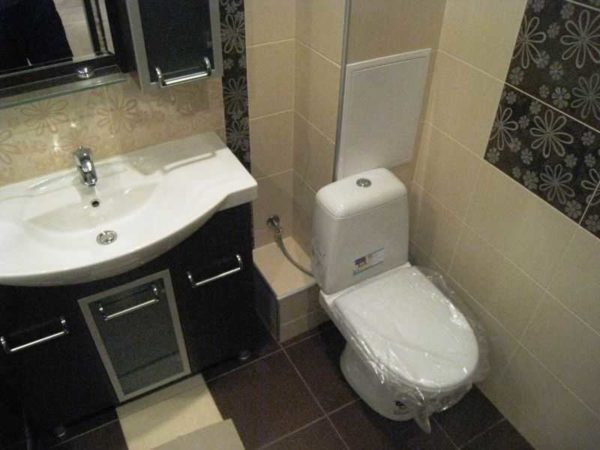 Comment rentrer les tuyaux dans les toilettes? Par exemple, des plaques de plâtre ou du contreplaqué