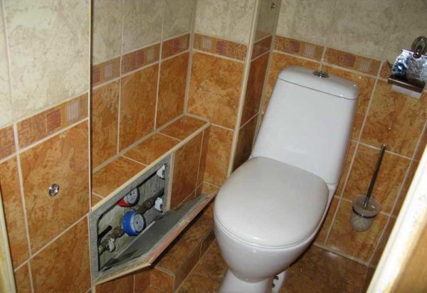 Comment fermer les tuyaux dans une toilette: faire une boîte de cloison sèche