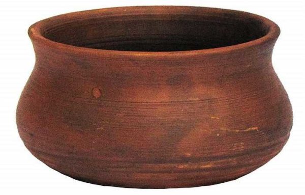 Prenez des pots similaires (de l'argile, des fleurs peuvent être utilisées)