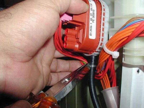 Il s'agit d'un capteur de niveau d'eau (pressostat). La couleur du corps peut être