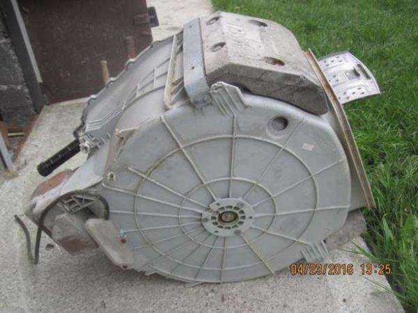 Les contrepoids de la machine à laver sont de grandes dalles de béton qui stabilisent la position du tambour
