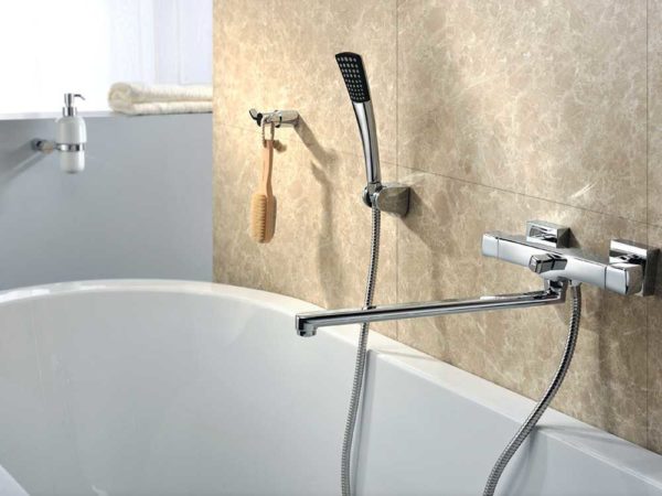Le long bec est le choix traditionnel pour les mitigeurs de bain