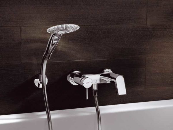 La façon traditionnelle d'installer un robinet dans la salle de bain est sur le mur