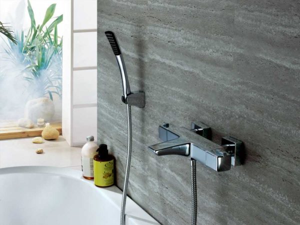 Les robinets de salle de bain thermostatiques se reconnaissent à leur forme caractéristique - ils ont un corps massif et allongé