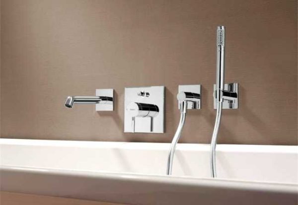 Aujourd'hui, le choix des robinets de bain est très large - différents types, types, dispositions et seulement l'apparence ...