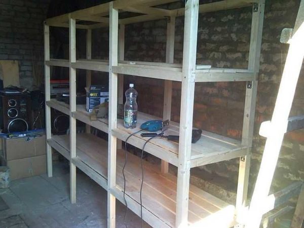 Rayonnage en bois pour garage