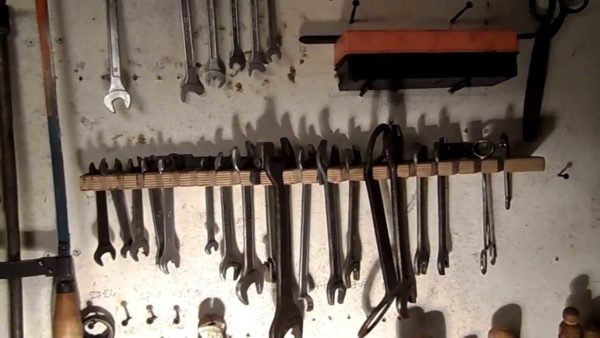 Ce support à outils n'est pas difficile à fabriquer de vos propres mains.