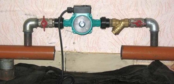 Raccordement d'une pompe de circulation à un système de circulation forcée