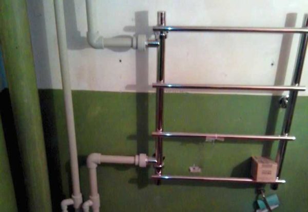 Avec cette connexion, le sèche-linge fait partie de la colonne montante et il ne peut y avoir aucun robinet