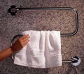 Un sèche-serviettes dans la salle de bain est une pièce pratique