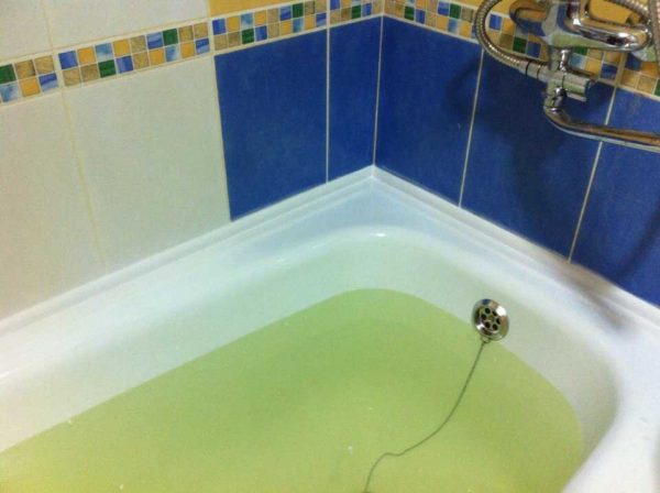 L'eau empêche la mousse de plier l'acrylique