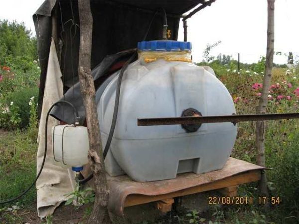 Pour un usage domestique et la production saisonnière de biocarburants (en saison chaude) en petits volumes, un réservoir en plastique avec un couvercle convient