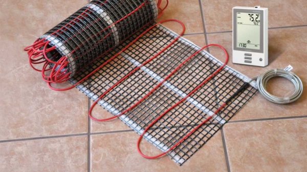 Pour la pose de chape, il est préférable d'utiliser des tapis chauffants au sol