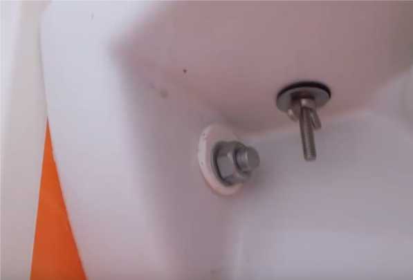 Serrez les boulons pour fixer le bol