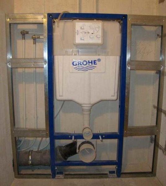 L'installation du cadre pour les toilettes est intégrée dans la cloison, mais est autonome