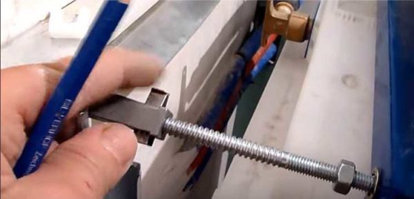 Ces fixations réglables dans les installations de la société allemande Grohe (Groh)