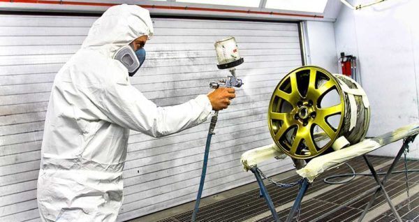 Le processus d'application de peinture en poudre sur une pièce, puis de cuisson jusqu'à polymérisation