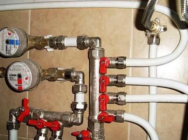 Parfois, il est plus pratique d'utiliser des collectionneurs. Ils vous permettent de connecter plusieurs consommateurs en parallèle. Il y a des collecteurs pour l'approvisionnement en eau et pour le chauffage (lors de l'installation d'un sol chaud)