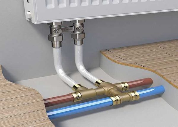 Le câblage de chauffage avec des tuyaux en métal-plastique se fait uniquement sur des raccords à sertir