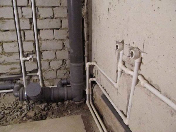 La plomberie en polypropylène peut être cachée dans les murs ou dans le sol