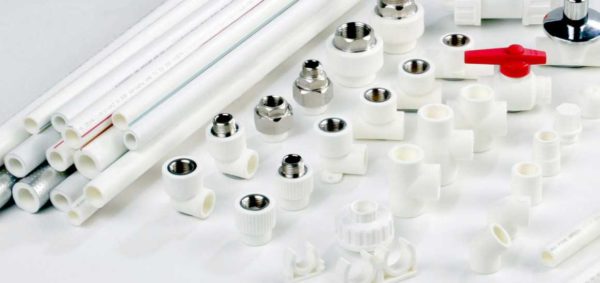 Pour installer un système d'alimentation en eau à partir de tuyaux en polypropylène, vous aurez également besoin de raccords
