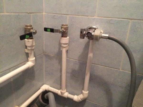 Les tuyaux flexibles sont connectés à des adaptateurs