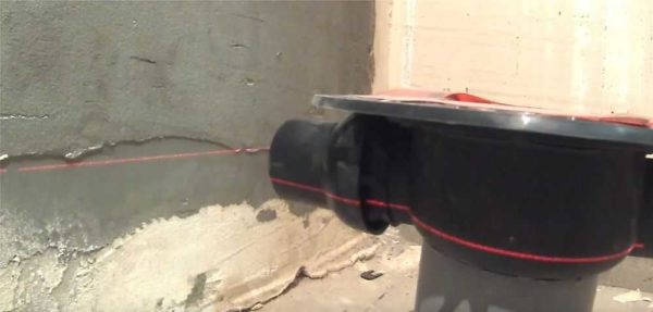 L'axe de l'échelle doit être légèrement plus haut que l'axe du tuyau d'égout