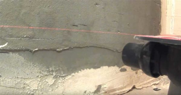 Marquer la ligne de pose de la chape sur les murs