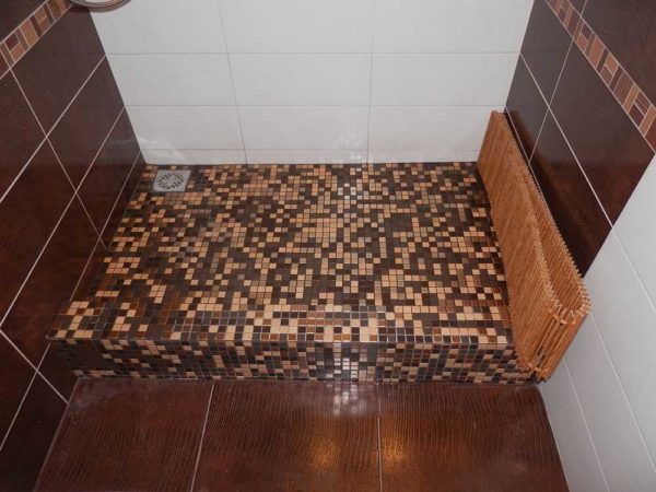 Il n'est pas du tout nécessaire de faire un drain au centre - il peut facilement être déplacé sur n'importe quel mur. Dans ce cas, le mur le plus éloigné de l'entrée a été choisi afin qu'il y ait moins de possibilité que de l'eau s'écoule de la cabine