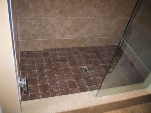 Le drainage localisé dans le sol est le plus souvent effectué. Pour les petites cabines de douche sans bac - c'est le meilleur choix