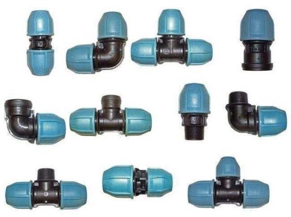 Ensemble approximatif de raccords pour tuyaux d'alimentation en eau en polyéthylène
